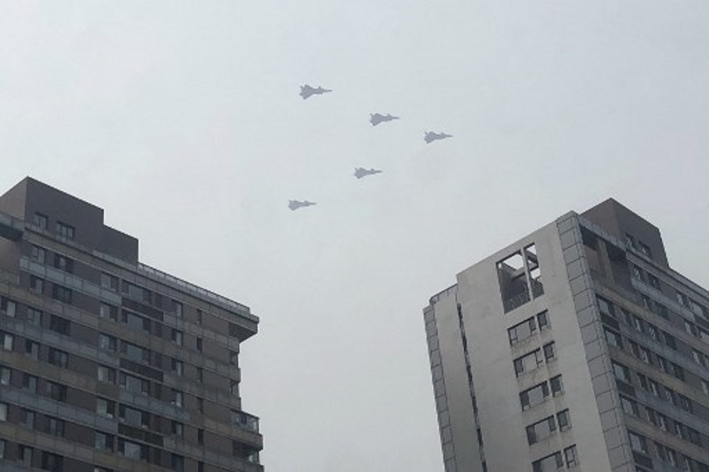 Pesawat jet tempur Tiongkok terbang di langit Beijing, 13 Juni 2021. (SEBASTIEN RICCI / AFP)