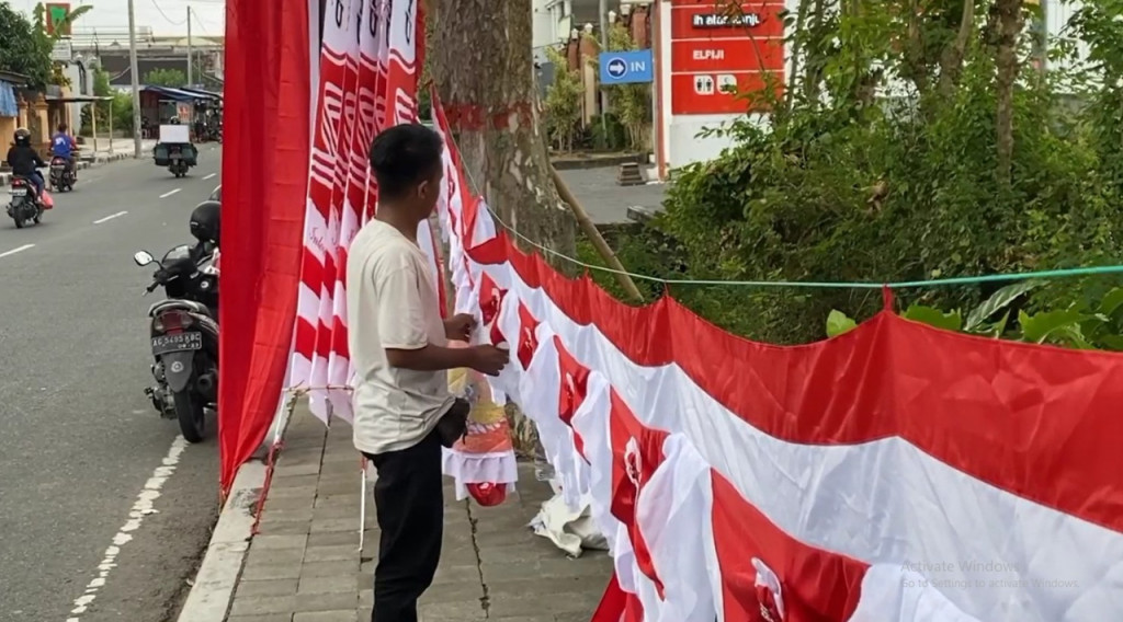 Pedagang bendere merah putih di Blitar, Jawa Timur, Senin, 31 Agustus 2022. Dokumentasi/ Metro TV
