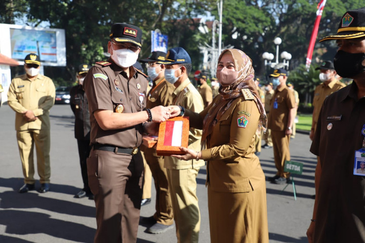 Pemkot Malang Bagikan 10 Juta Bendera Merah Putih