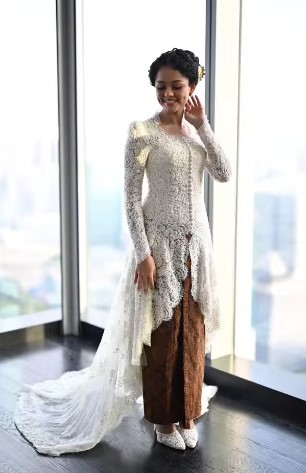 Mutiara Baswedan Kenakan Kebaya Pernikahan Karya Didiet Maulana, Ini Maknanya