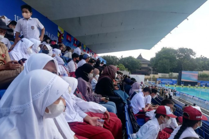 Puluhan Siswa SD Mendukung Langsung Atlet Indonesia di Stadion ASEAN Para Games 2022