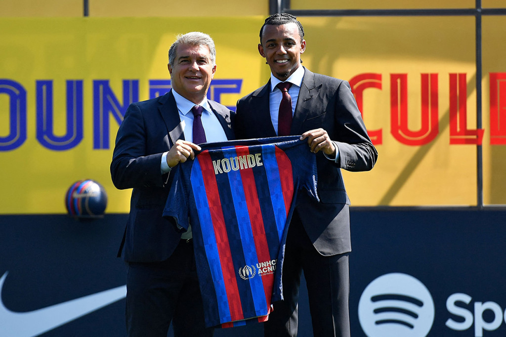 Jules Kounde Resmi Dikenalkan Sebagai Pemain Barcelona
