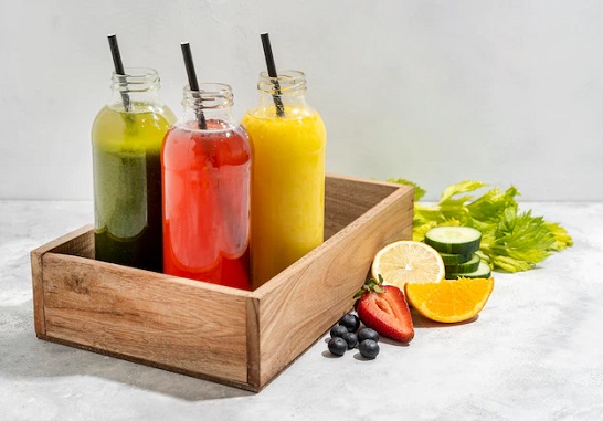 Minum jus buah dapat memenuhi kebutuhan asupan buah 2-3 porsi setiap harinya. (Foto: Ilustrasi. Dok. Freepik.com)