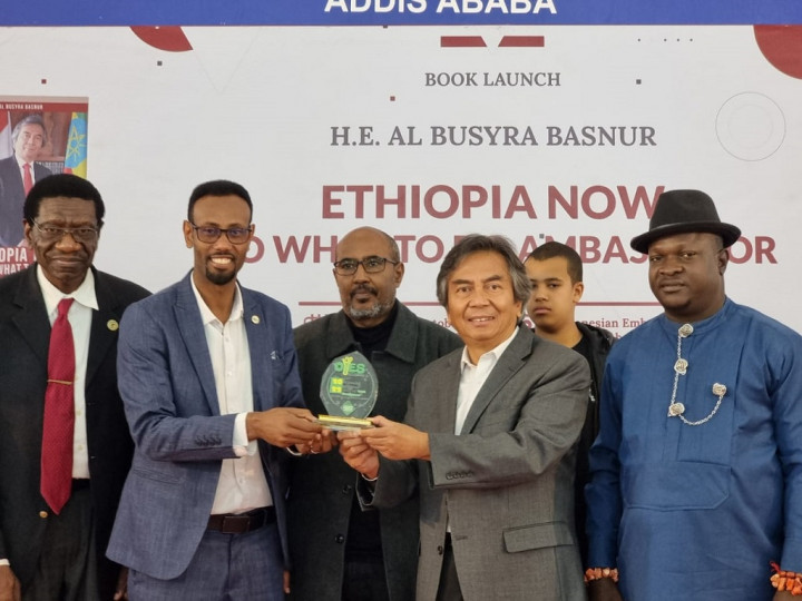 Dubes Al Busyra Terima Penghargaan Kepemudaan di Ethiopia