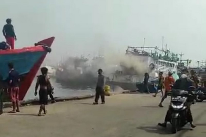 Kapal Ikan Terbakar di Dermaga PPS Muara Baru