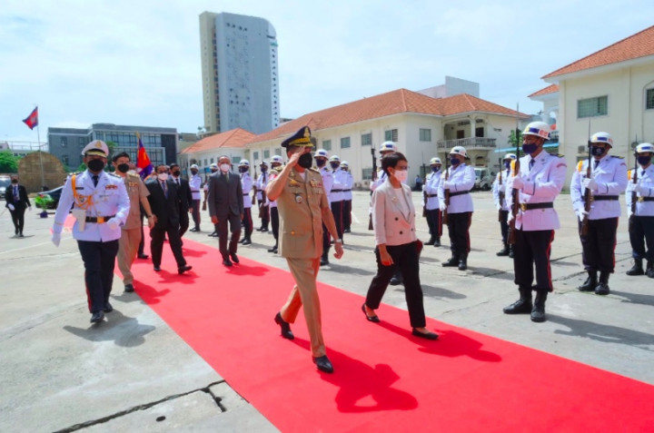 Menlu Retno Datangi Kepala Polisi Kamboja, Bahas 62 WNI yang Disekap