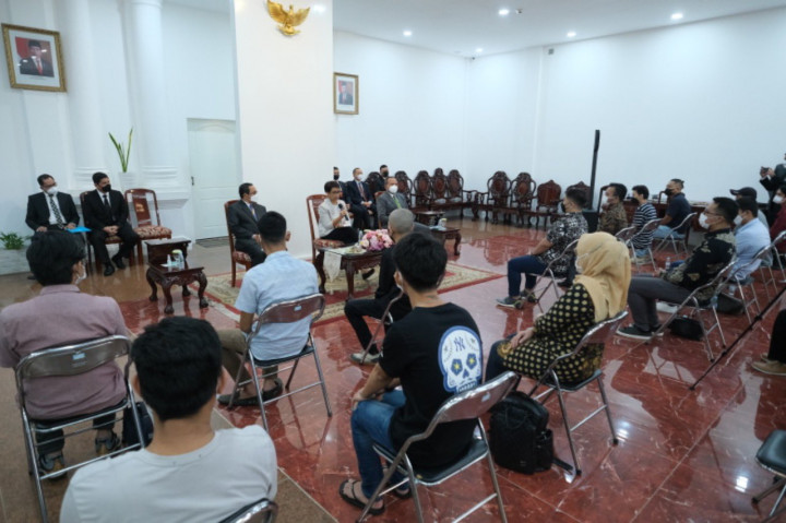 Indonesian Foreign Minister Meets Victims of Human Trafficking in Cambodia