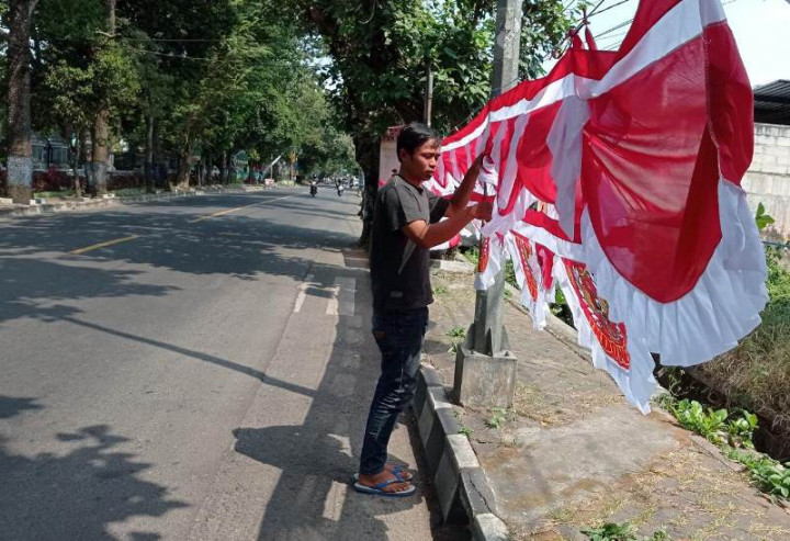 Cari Cuan, Pria Asal Tasikmalaya Jauh-Jauh ke Malang Jual Bendera Merah Putih