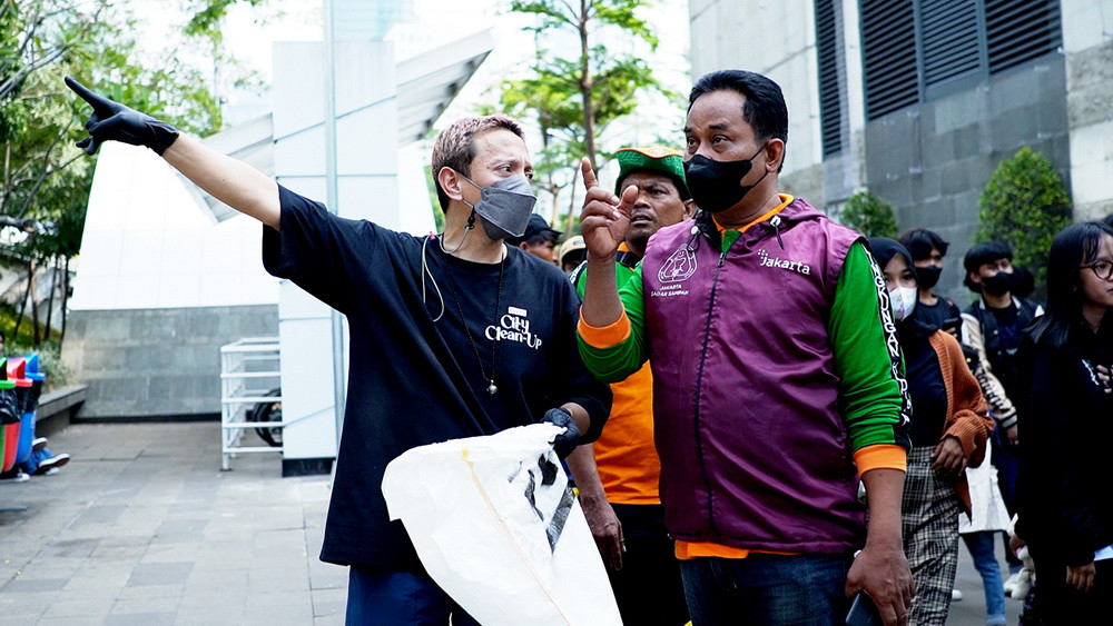 Bisma Rocket Rockers bersihkan lokasi Citayam Fashion Week (Foto: instagram)