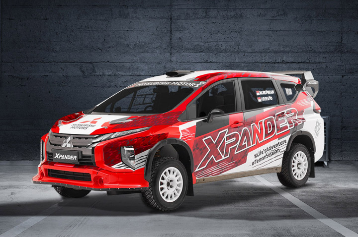 Rifat Sungkar Turun Di Ajang Reli dengan Mobil Keluarga