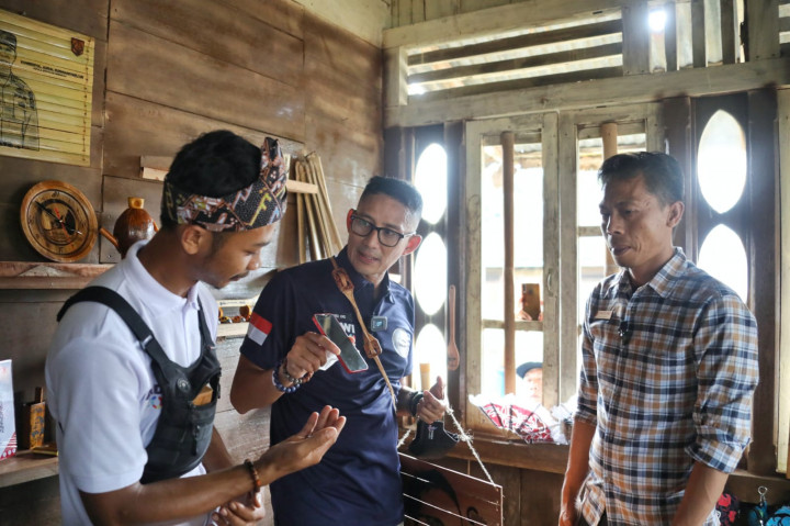 Menparekraf Sandiaga Beri Bantuan Mesin Laser Ukir Perajin di Bengkulu