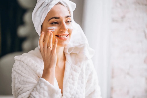 Retinoid dapat membantu mengurangi perubahan warna dan menyamarkan bekas luka. (Foto: Ilustrasi. Dok. Freepik.com)