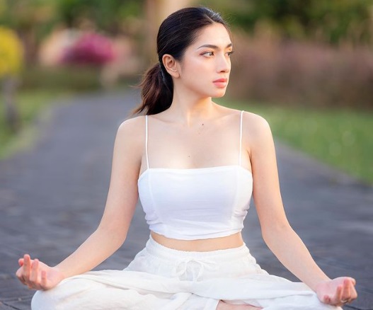 Ingin Punya Badan Seperti Angel Karamoy? Ini Rahasianya Agar Tetap Awet Muda