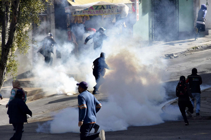 Foto: Bentrokan Polisi dengan Petani Koka Meletus di Bolivia