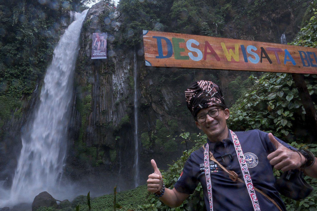 Menparekraf Sandiaga Uno saat mengunjungi Desa Wisata Belitar Seberang (Foto: Kemenparekraf)