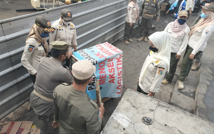 Dagang di Atas Trotoar, PKL di Kawasan Senen Ditertibkan