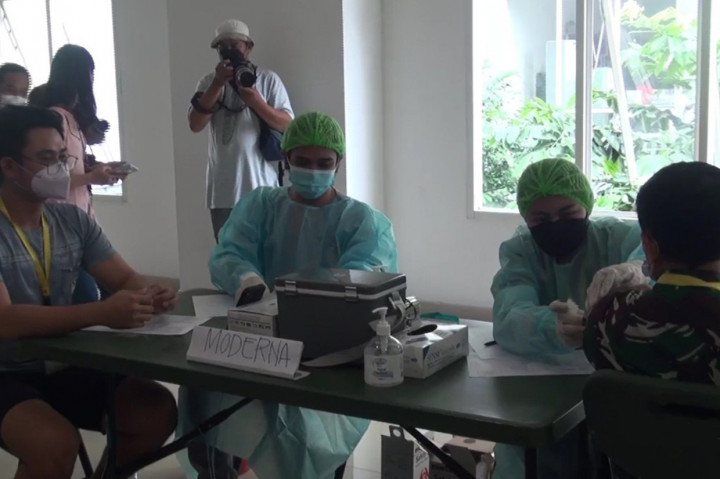 Foto: Vaksinasi Booster Kedua Bagi Nakes RSDC Wisma Atlet