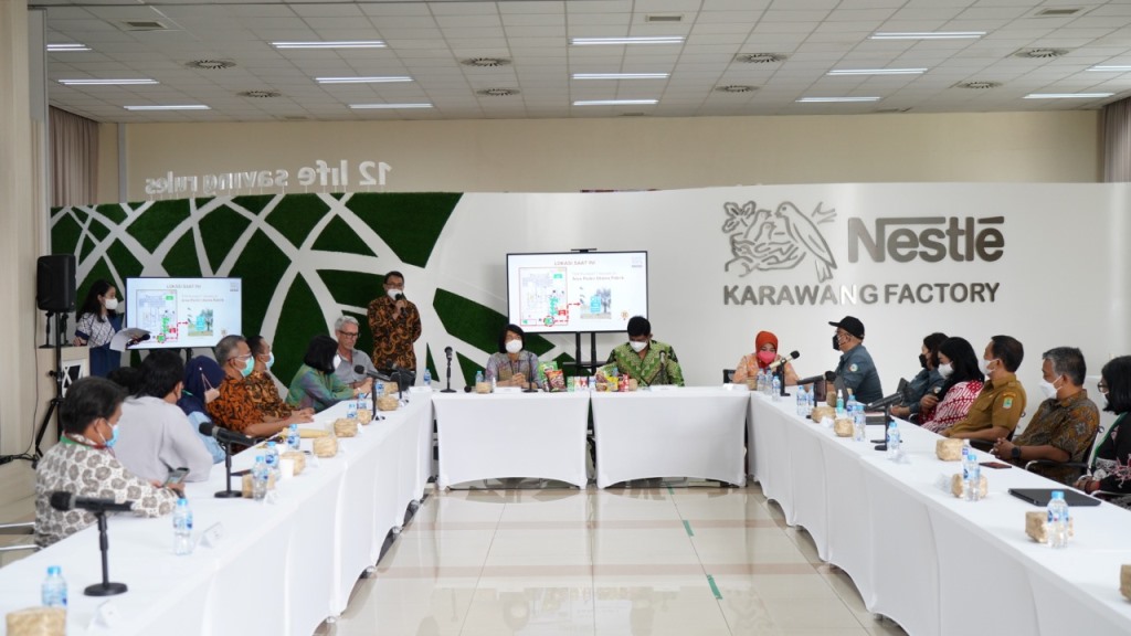 Nestlé menggelar diskusi bersama Kementerian Lingkungan Hidup (KLHK), Sustainable Waste Indonesia (SWI) dan KSM Sahabat Lingkungan di Pabrik Nestlé Karawang. (Foto: Nestle Indonesia)