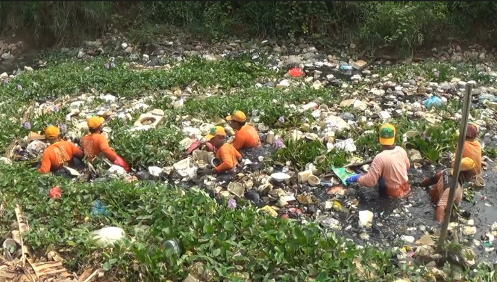 Pemkab Bekasi Bersihkan Ratusan Ton Sampah Kali Cikarang