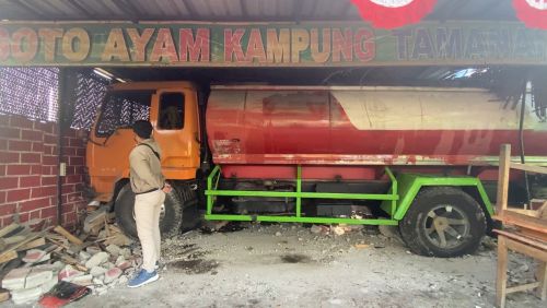 Sopir Mengantuk, Truk Bermuatan Minyak Goreng Seruduk Warung Soto