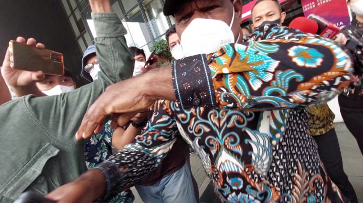 Wakil Bupati Mamberamo Tengah Pukul Wartawan Usai Diperiksa KPK