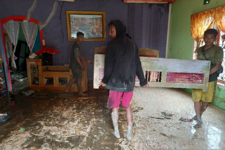 Lokasi Banjir Torue Parigi Moutong Disemprot Disinfektan dan Pengasapan