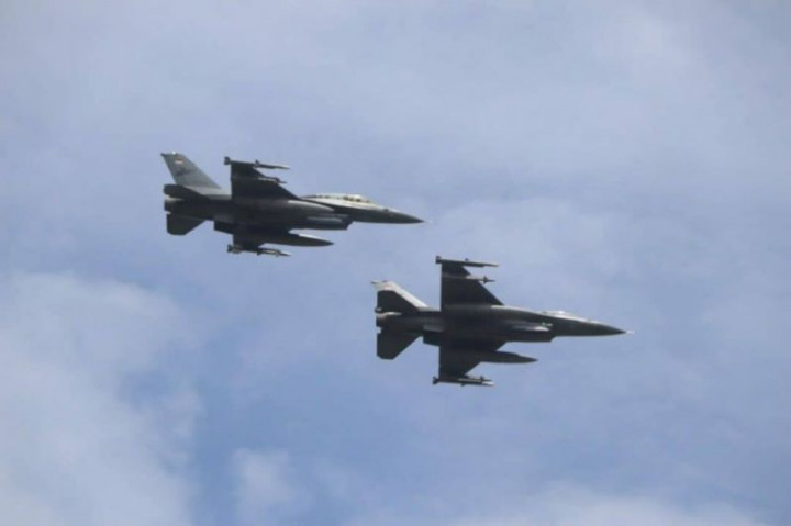 Jelang HUT 77 RI, 7 Unit F-16 Latih Formasi Terbang di Langit Pekanbaru