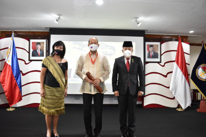 Berjasa Selamatkan WNI, Eks Menhan Filipina Diberi Penghargaan dari Presiden Jokowi