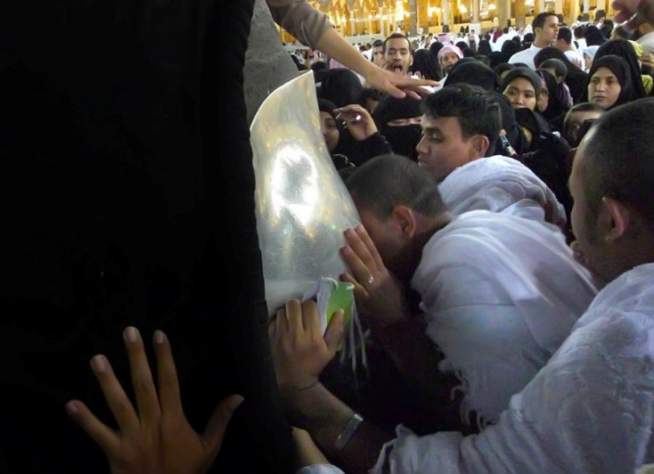 Pembatas Ka'bah Dibuka, Jemaah Bisa Kembali Cium Hajar Aswad