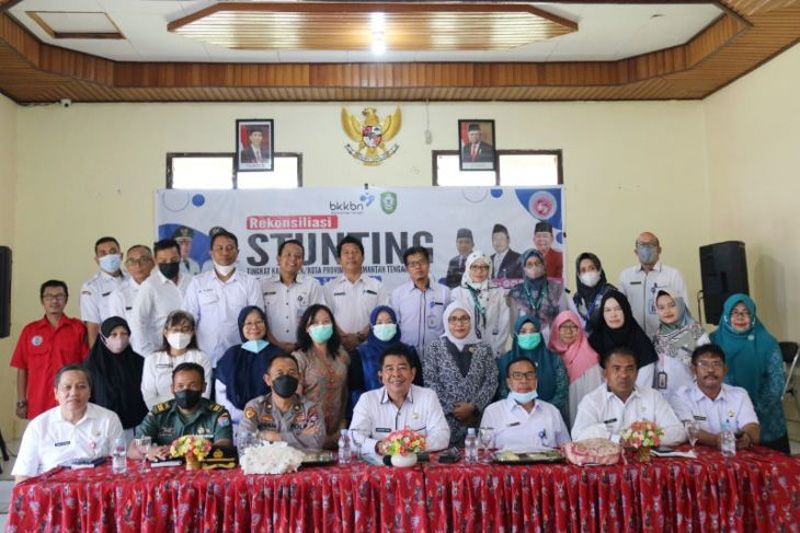 Peserta rekonsiliasi stunting tingkat Kabupaten Kotawaringin Timur berfoto bersama usai kegiatan, di Sampit, Rabu, 3 Agustus 2022. ANTARA/HO-Diskominfo Kotim