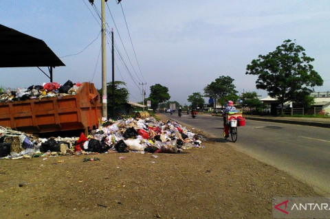 Ratusan Ton Sampah di Karawang Tak Terangkut ke TPA