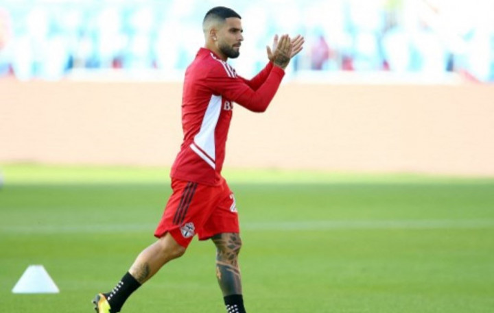 Netizen Salah Fokus Saat LeBron James Bertemu Insigne: Kayak Pegang Tangan Bayi