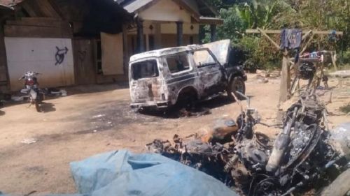Kondisi kendaraan yang dibakar OTK di Jember (Foto / Metro TV)