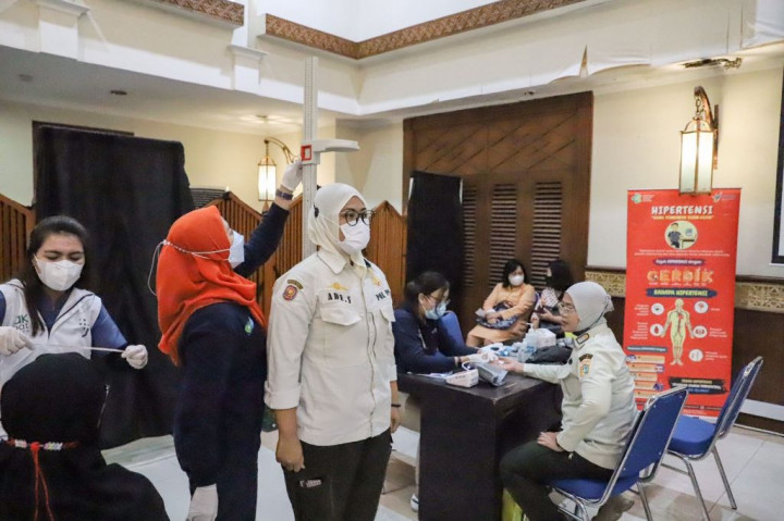 Ratusan Satpol PP Jakpus Ikut Tes Cegah Kanker Serviks