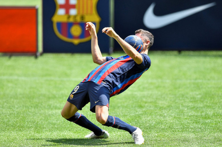 Foto: Lewandwoski Resmi Diperkenalkan oleh Barcelona