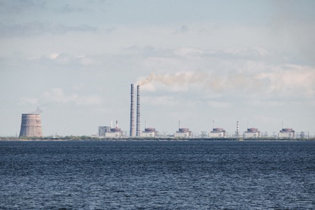 PLTN Zaporizhzhia terlihat di kejauhan dari Nikopol, Ukraina, 27 April 2022. (Ed JONES / AFP)