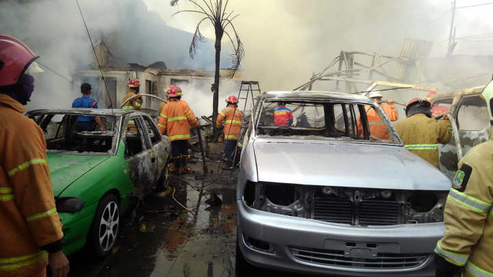 <i>Showroom</i> Mobil Bekas di Pondok Gede Terbakar, Belasan Kendaraan Hangus