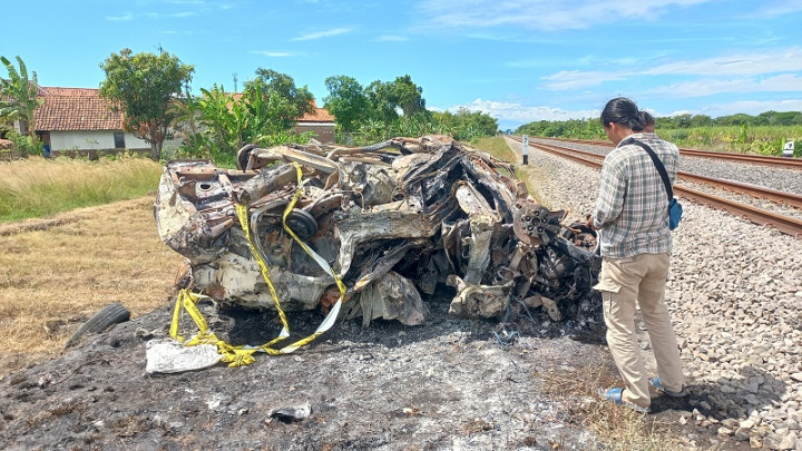 Minibus Tertabrak Kereta, Terseret 100 Meter Hingga Terbakar
