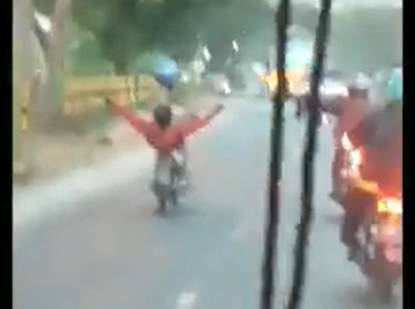 Polisi Tangkap Ojol Kemudikan Motor Akrobat Sambil Berbaring