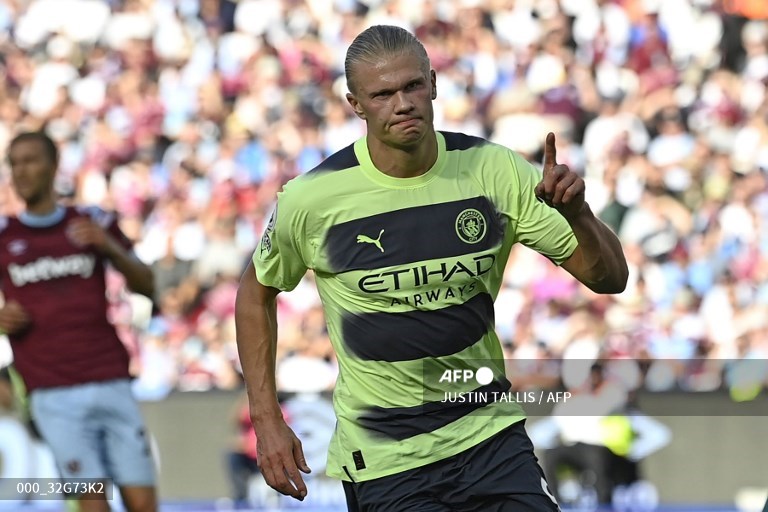 Penyerang Manchester City, Erling Haaland, merayakan golnya ke gawang West Ham (AFP/Justin Tallis)