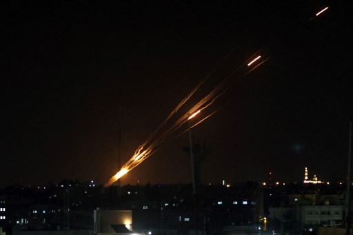 Roket dari Gaza yang dilesakan membalas serangan Israel. Foto: AFP