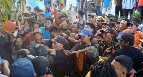 Aksi tawuran mewarnai kegiatan Sedekah Bumi di Kabupaten Pasuruan/metrotv