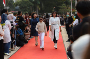 Bukan di Trotoar, Anak Muda Surabaya Kini Bisa <i>Fashion Show</i> di Alun-alun