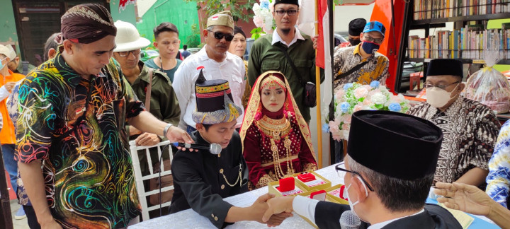 Menikah Jelang HUT RI, 4 Pasang Pengantin Pakai Baju ala Bung Karno Hingga Pejuang