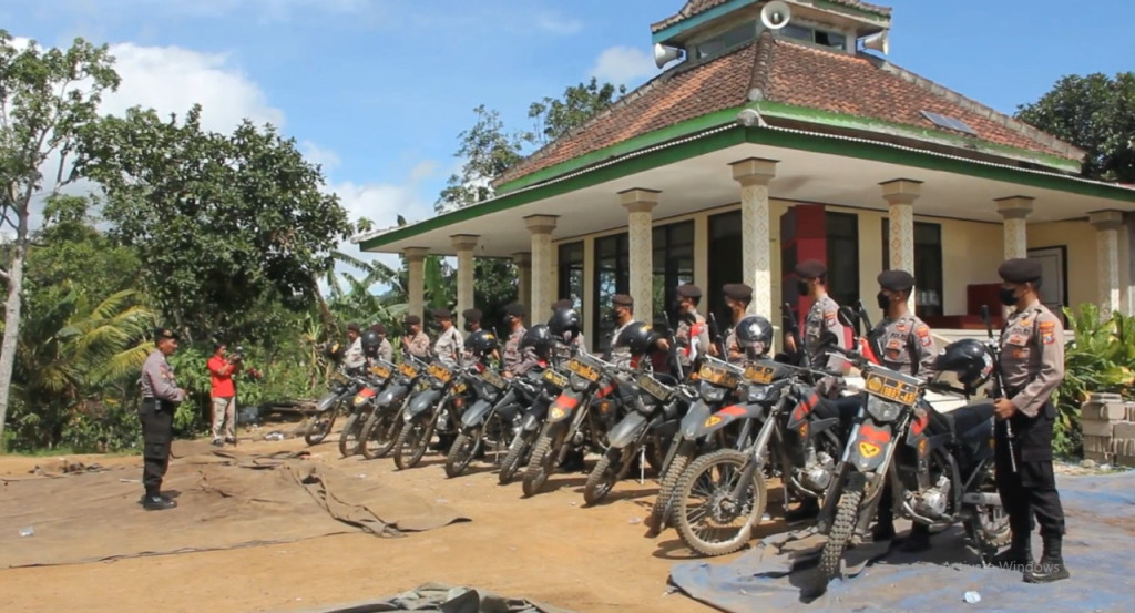 Petugas gabungan dari Brimob Polda Jatim dan Polres Jember, terus melakukan pengamanan dan patroli rutin di sejumlah wilayah.