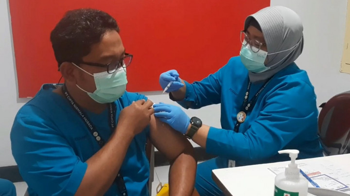 Antisipasi Lonjakan Covid-19, Nakes di Gresik Mulai Divaksinasi <i>Booster</i> Kedua