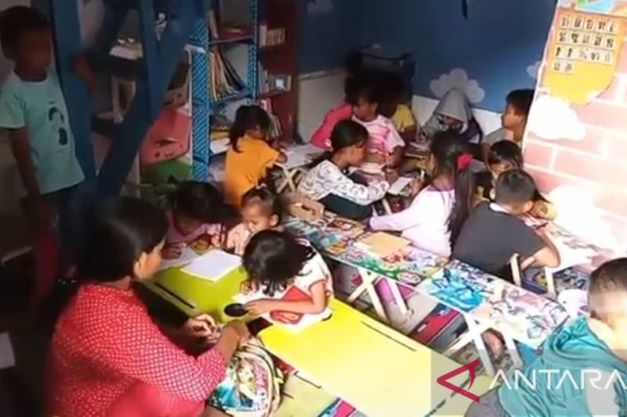 Suasana aktivitas belajar mengajar di Saung Baca Garpu, Jakarta. Foto: ANT/Yogi Rachman