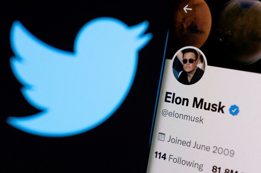 Elon Musk menantang CEO Twitter berdebat secara publik terkait klaim jumlah akun palsu di platform itu.