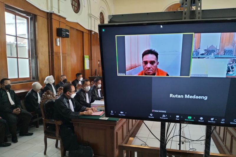 Terdakwa MSAT (dalam monitor) sedang menunggu sidang dakwaan yang berlangsung tertutup di Pengadilan Negeri Surabaya Jawa Timur, Senin (18/7). (Indra)