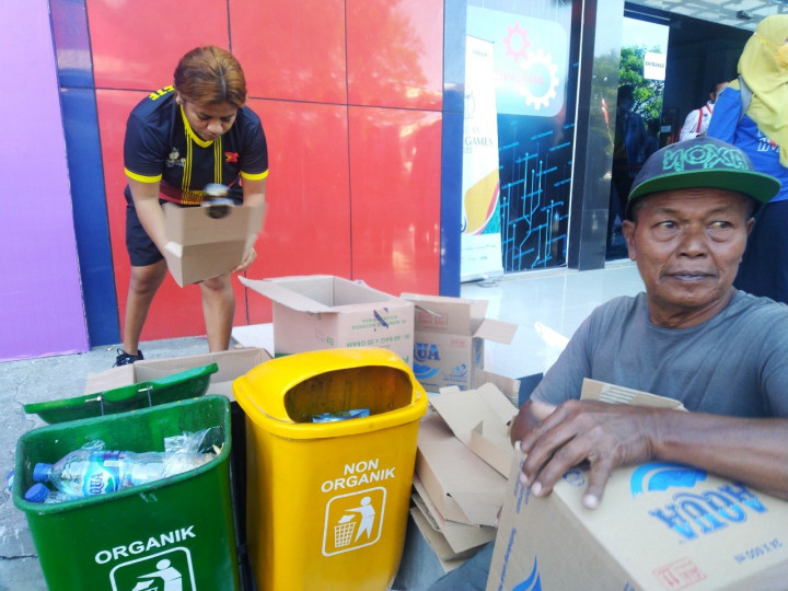 Gagal Raih Medali, Atlet Timor Leste Bantu Pemulung Indonesia